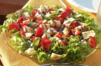 Halloumi-mansikkasalaatti