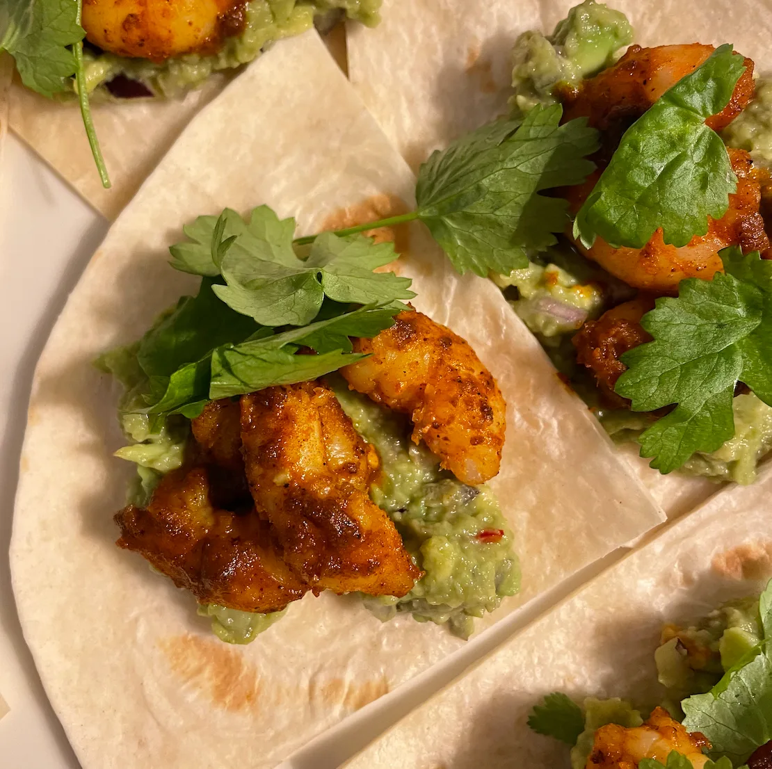 Jättikatkarapu Tostadat guakamolella